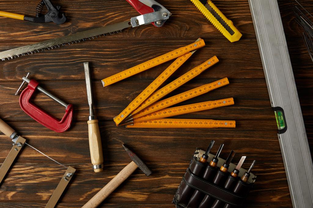 Widok z góry różnych narzędzi na brązowy drewniany stół - Zdjęcie, obraz