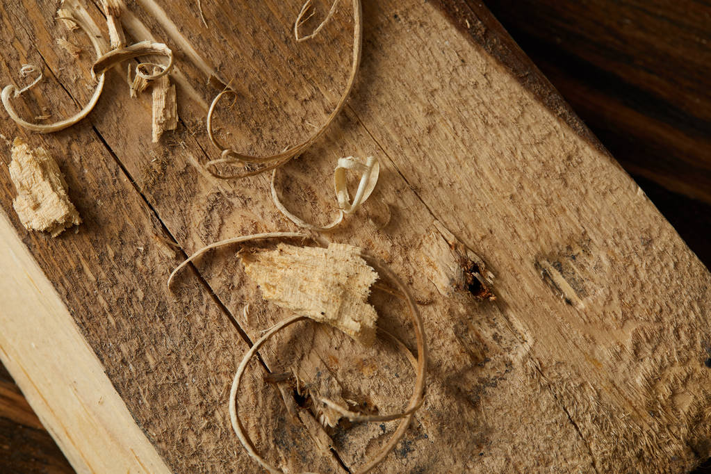 Detailní pohled scobs na dřevěné prkno na povrchu hnědá - Fotografie, Obrázek