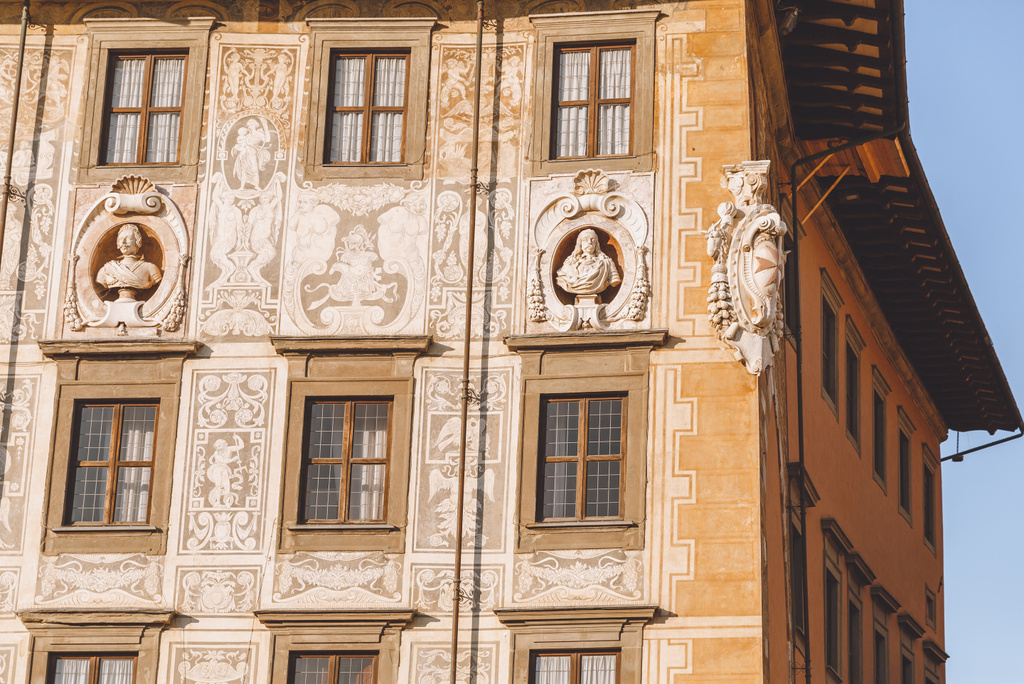 primer plano de la antigua casa con esculturas en la antigua ciudad europea, Pisa, Italia
  - Foto, Imagen