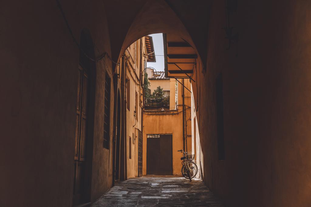 arch in oude gebouwen met fiets, Pisa, Italië  - Foto, afbeelding