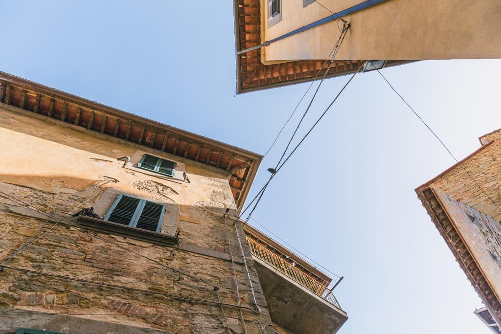 pohled zdola budov a jasné modré oblohy v Toskánsko, Itálie - Fotografie, Obrázek