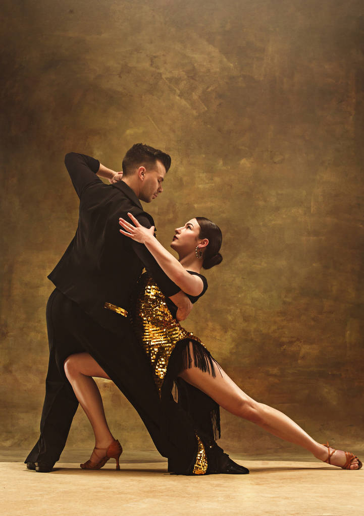 Χορού αίθουσα χορού ζευγάρι σε χρυσό φόρεμα χορό στο ιστορικό στούντιο. - Φωτογραφία, εικόνα
