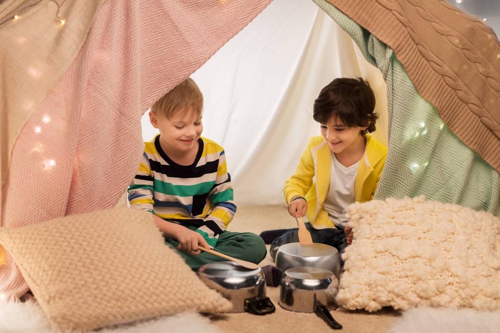 meninos com panelas tocando música em tenda crianças em casa - Foto, Imagem