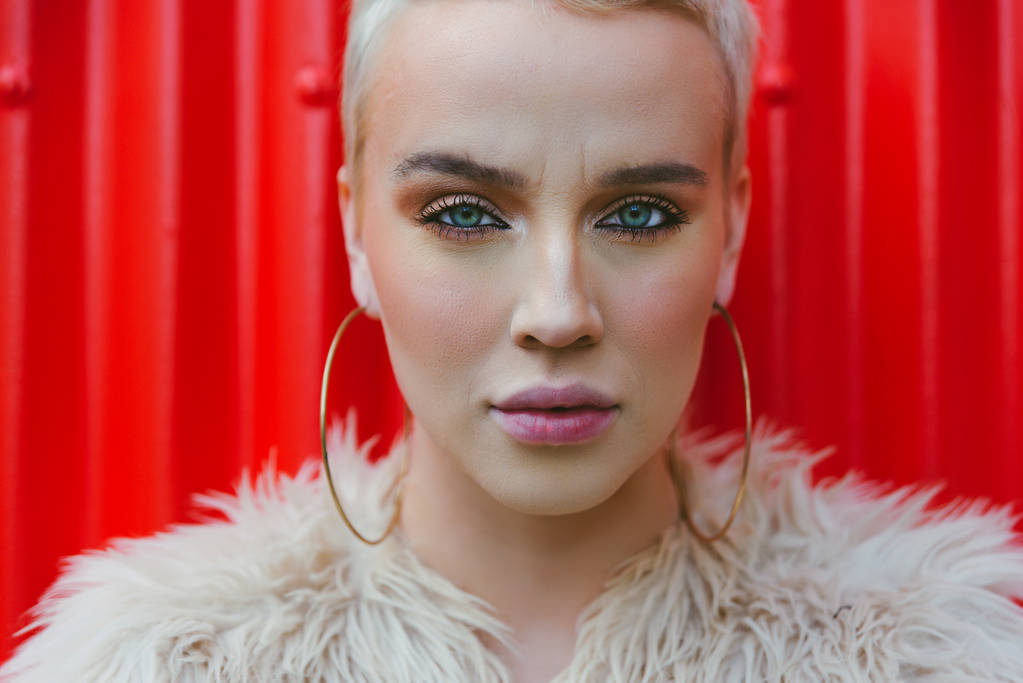 Portrét mladé krásné ženy s krátkými vlasy - vlivná osoba pózuje pro módní reklamní kampaň - Fotografie, Obrázek