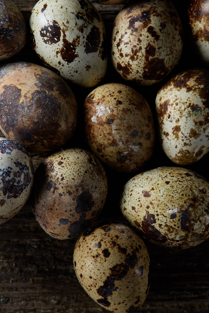 Täplikäs viiriäisen munia järjestetty taustalla vanhoja puulevyjä, kopioi-tilaa, valikoiva painopiste
. - Valokuva, kuva