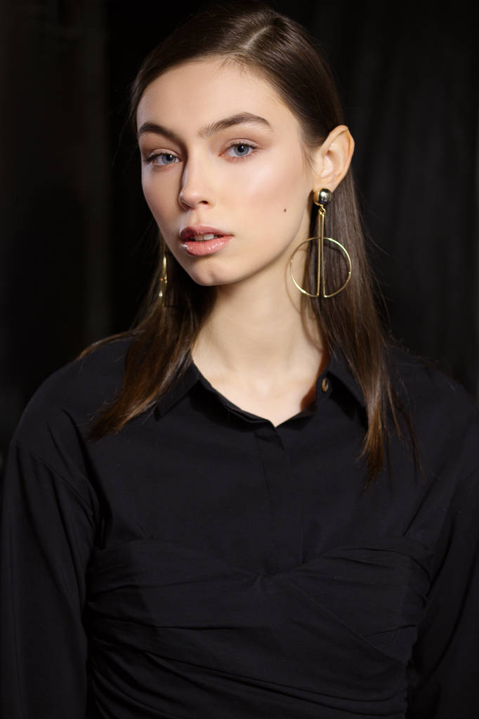 Retrato de modelo de moda jovem e bonita com maquiagem natural e em vestido casual preto
 - Foto, Imagem