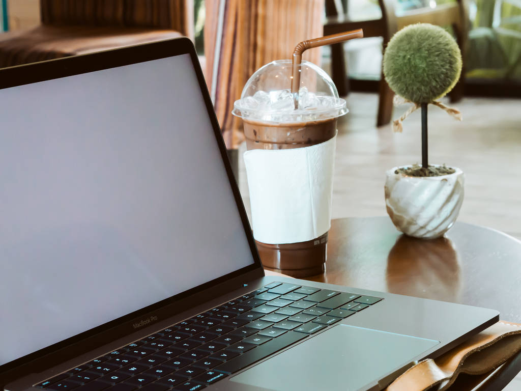 Bílé prázdné obrazovky notebooku na stůl v kavárně coffee. - Fotografie, Obrázek