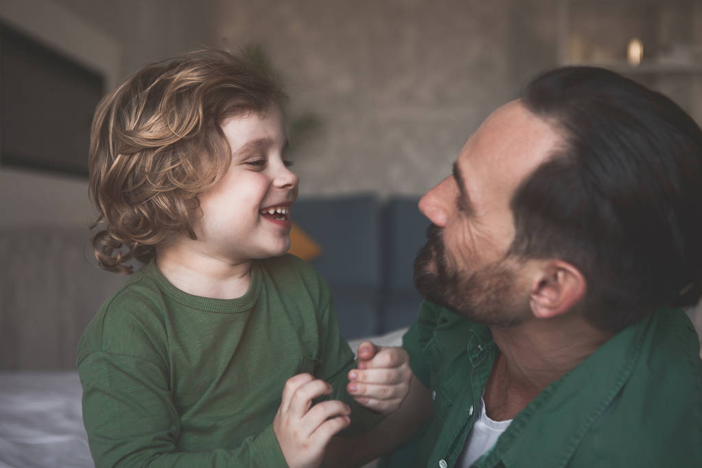 fröhliches Kind spricht mit strahlendem Papa - Foto, Bild