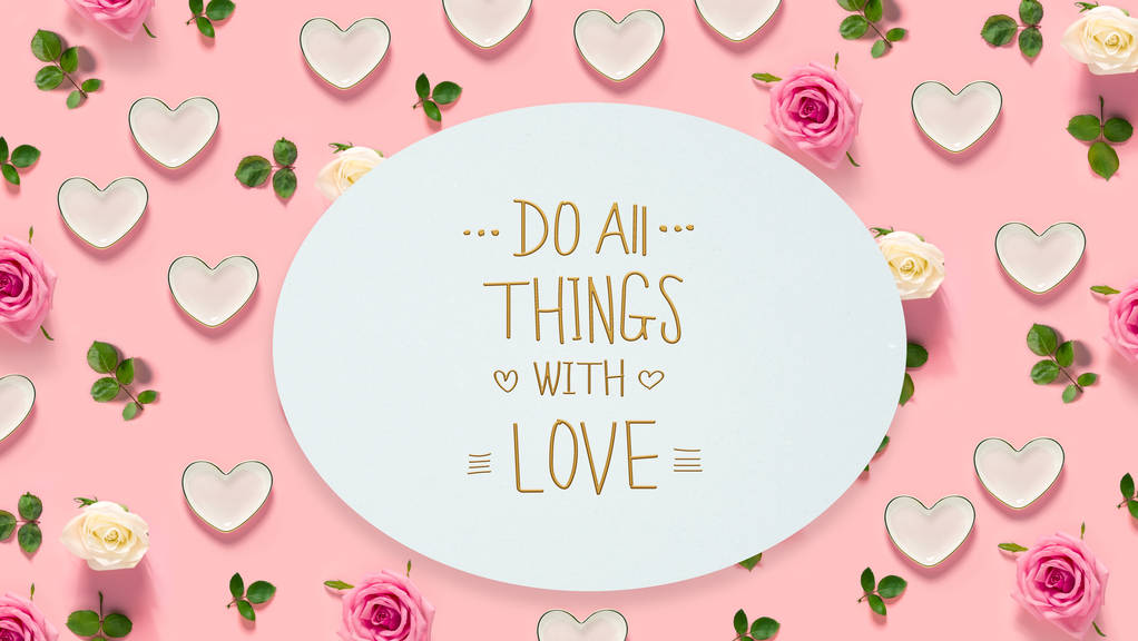 Faites toutes choses avec amour message avec des roses et des cœurs
 - Photo, image