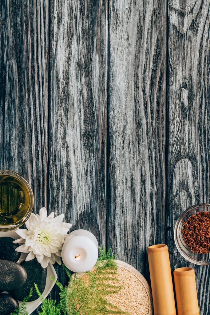 vue de dessus des galets disposés, de l'huile, du sel et des bâtons de bambou pour spa et massage sur fond en bois
 - Photo, image