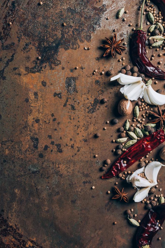 vista dall'alto di peperoncini sparsi, aglio e semi sul tavolo grungy
 - Foto, immagini