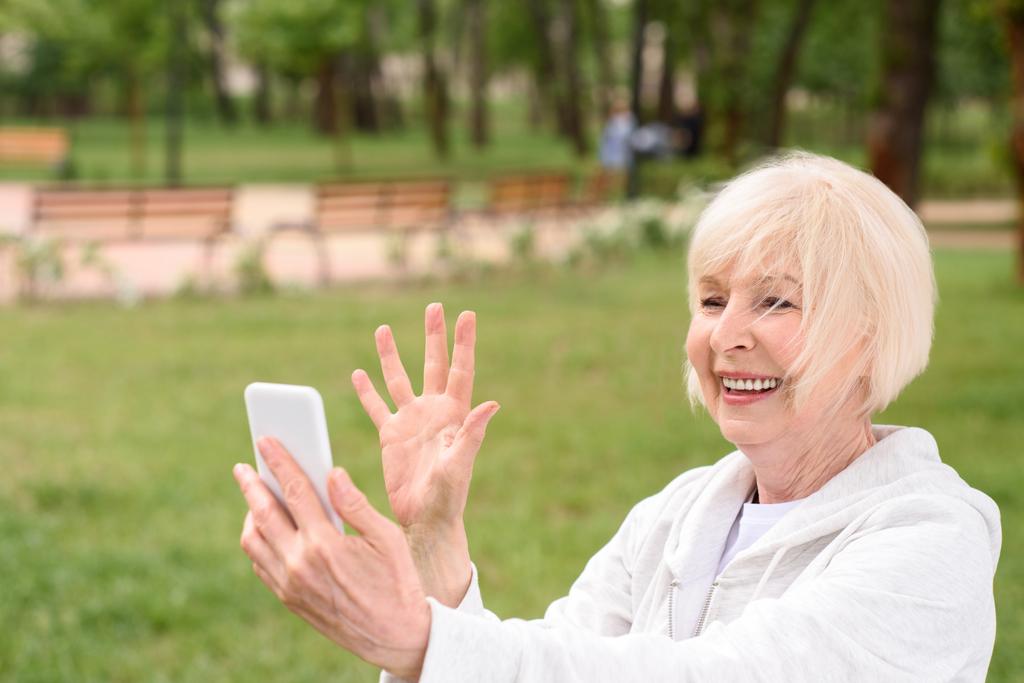 Starší žena dělat videohovory nebo pořizování selfie na smartphone - Fotografie, Obrázek