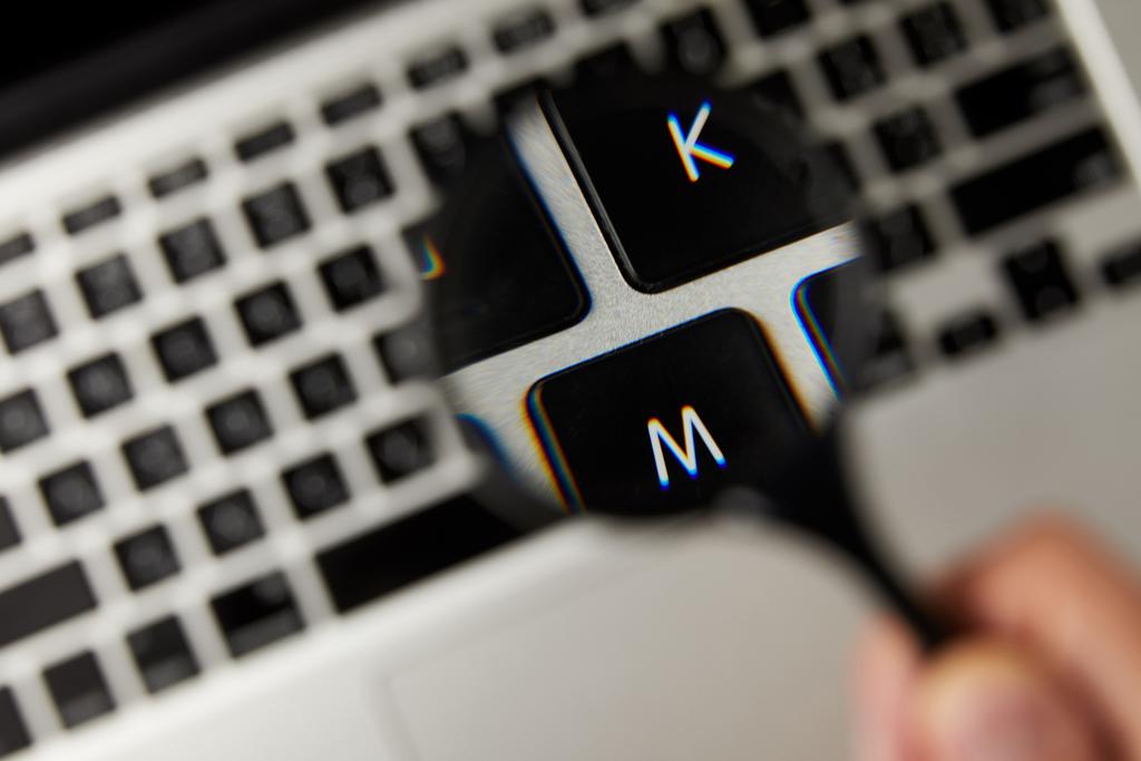 Büyüteç ve laptop klavye, seçici odak yakından görmek - Fotoğraf, Görsel