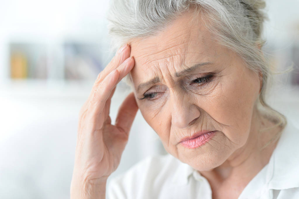mooie triest senior vrouw met hoofdpijn - Foto, afbeelding
