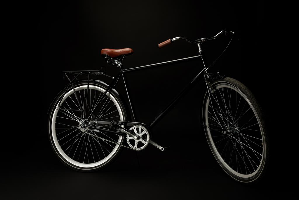Μερική άποψη του άνετα εκλεκτής ποιότητας ποδηλάτων που απομονώνονται σε μαύρο  - Φωτογραφία, εικόνα