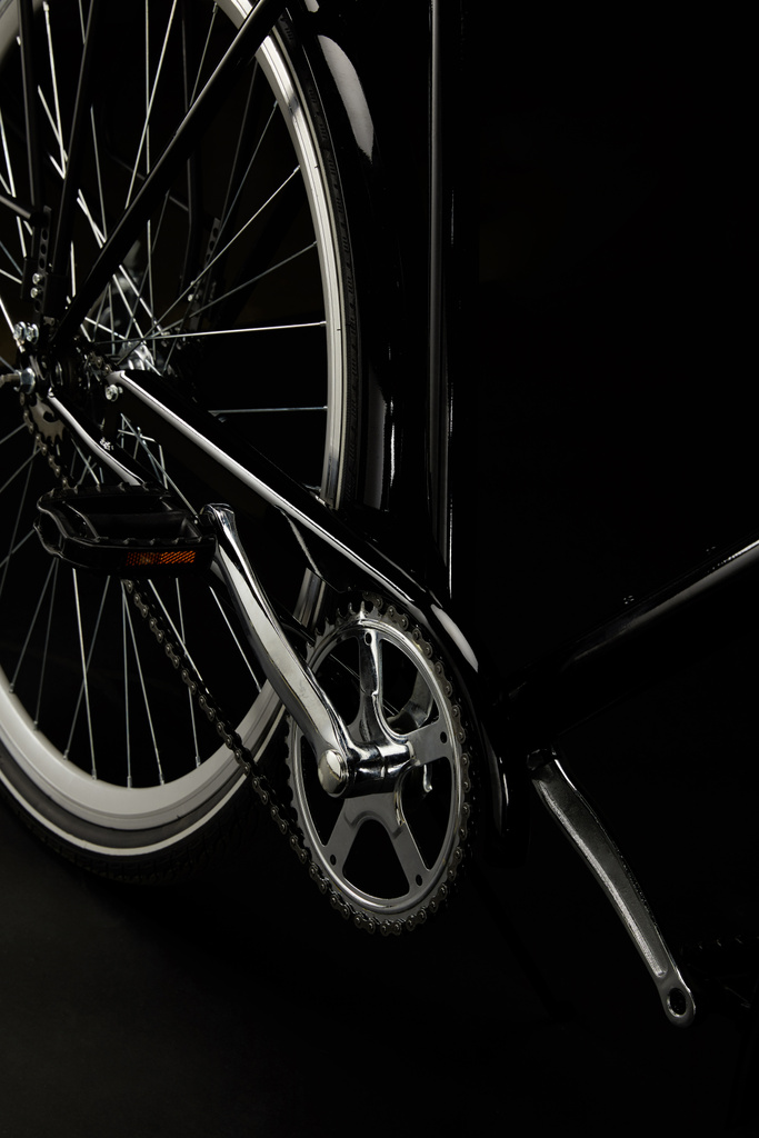 zbliżenie, pedały, łańcuch i koła klasyczny rower na czarnym tle - Zdjęcie, obraz
