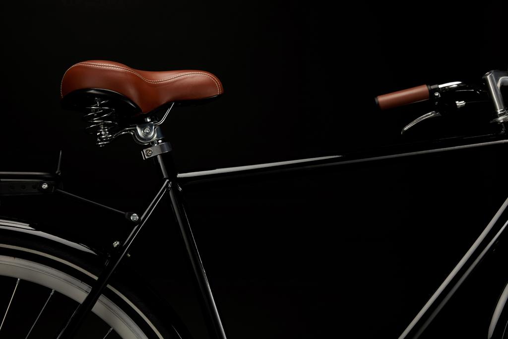 γκρο πλαν θέα της σέλας και του τιμονιού του κλασικού ποδηλάτου απομονώνονται σε μαύρο - Φωτογραφία, εικόνα