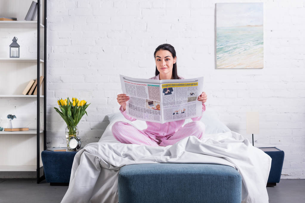 Žena v pyžamu s novinami odpočívá v posteli doma - Fotografie, Obrázek