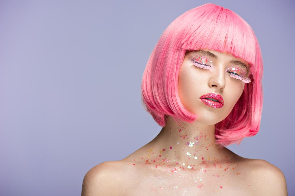 atraktivní žena s růžové vlasy a dlouhé řasy stojící se zavřenýma očima izolované na fialové - Fotografie, Obrázek