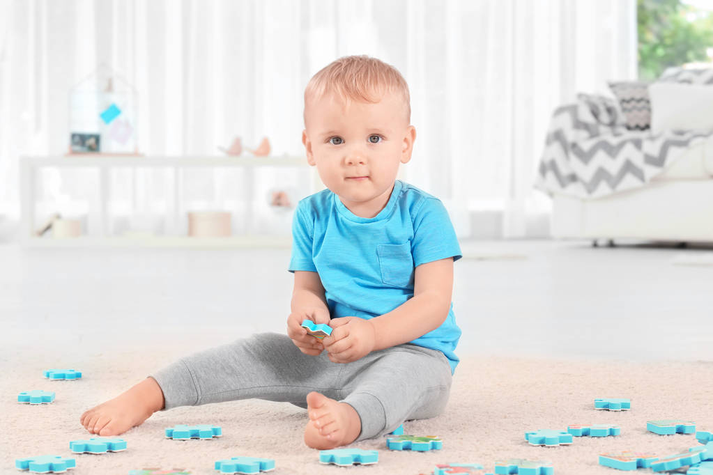 Aranyos kisfiú játszik a puzzle otthon - Fotó, kép