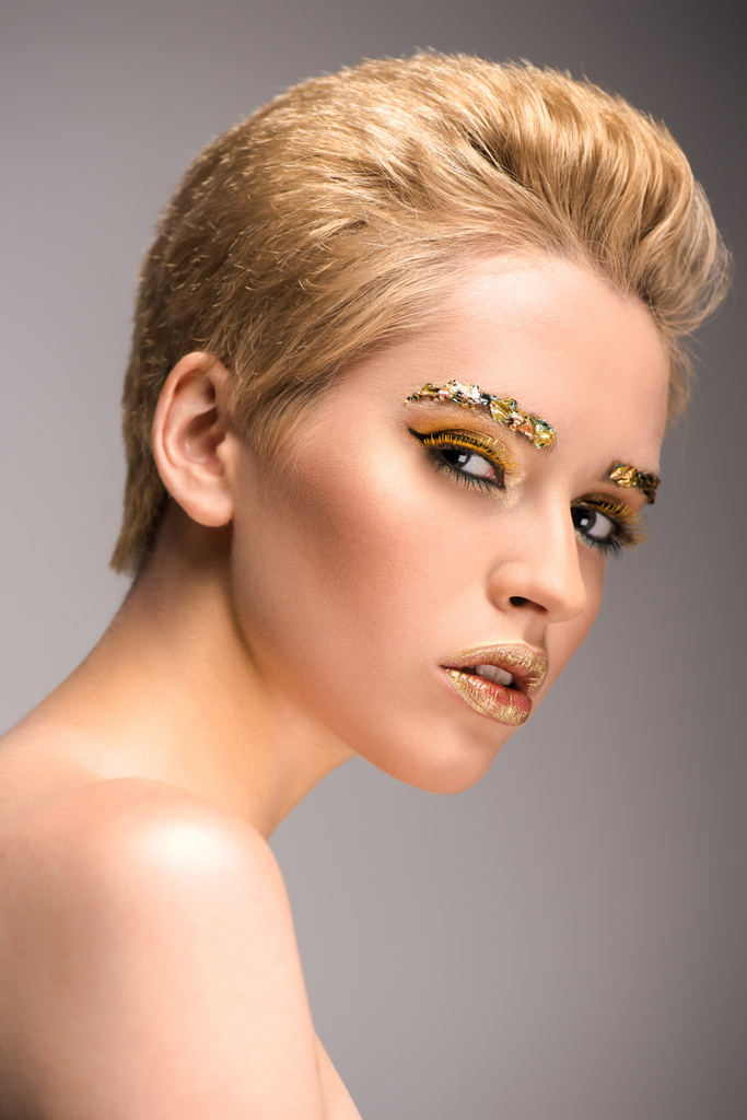 Altın glitter gri izole yüz çekici kadın portresi - Fotoğraf, Görsel