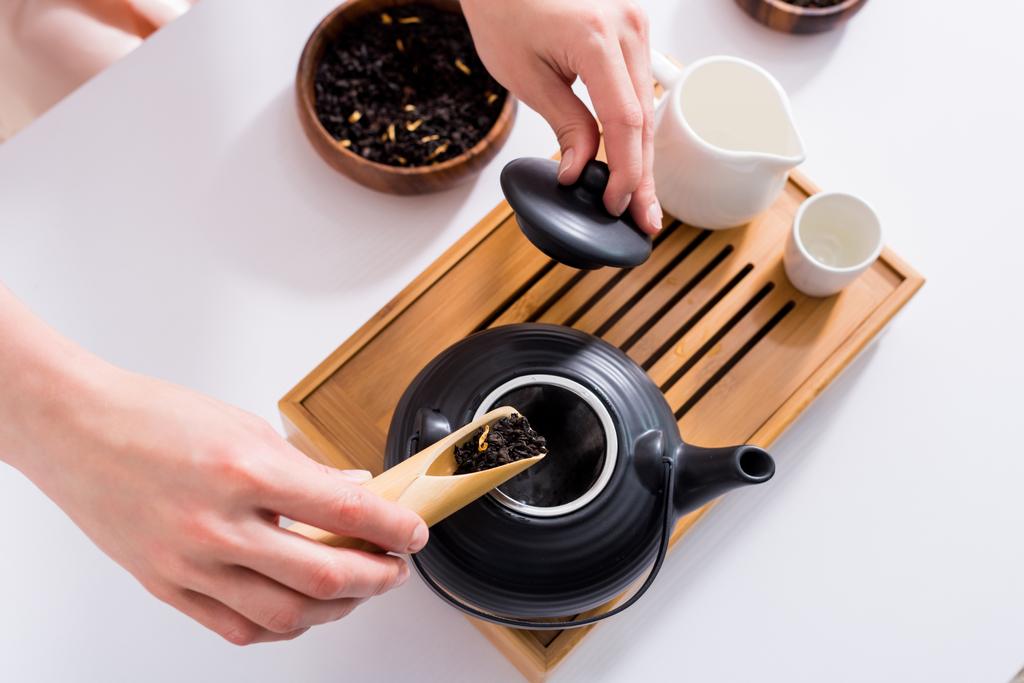 oříznuté záběr ženy přípravě čaje přitom čajový obřad ráno doma - Fotografie, Obrázek