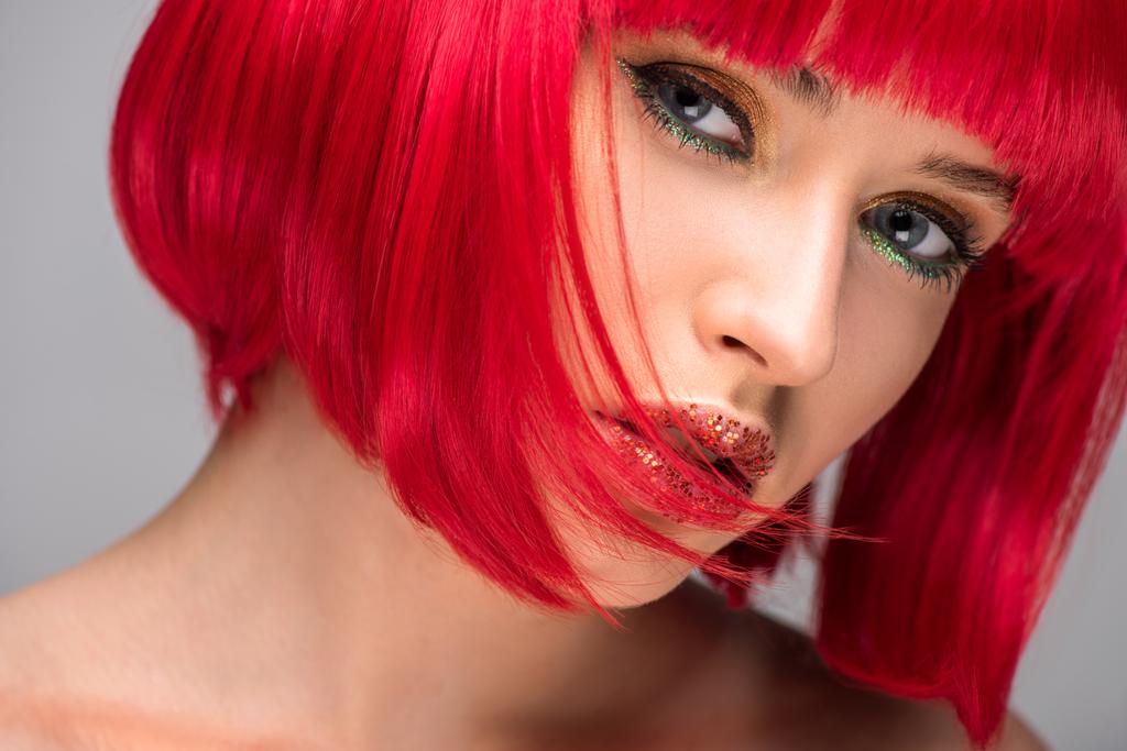 кадр красивой женщины с рыжими волосами и блестками на лице, смотрящей на камеру
 - Фото, изображение