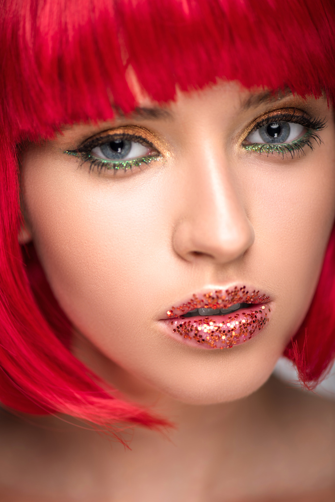 кадр привлекательной женщины с рыжими волосами и искрометным макияжем, смотрящей в камеру
 - Фото, изображение
