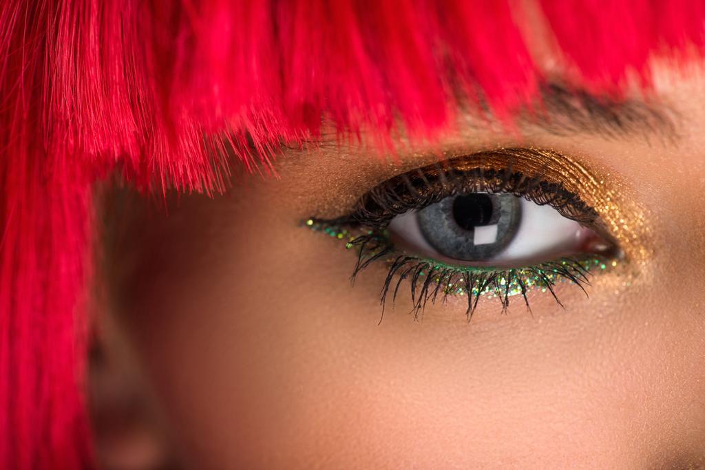 imagem cortada de mulher atraente com cabelo vermelho e maquiagem olhando para a câmera
 - Foto, Imagem
