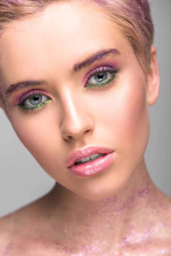atraktivní žena s fialovými make-up při pohledu na fotoaparát izolované Grey - Fotografie, Obrázek