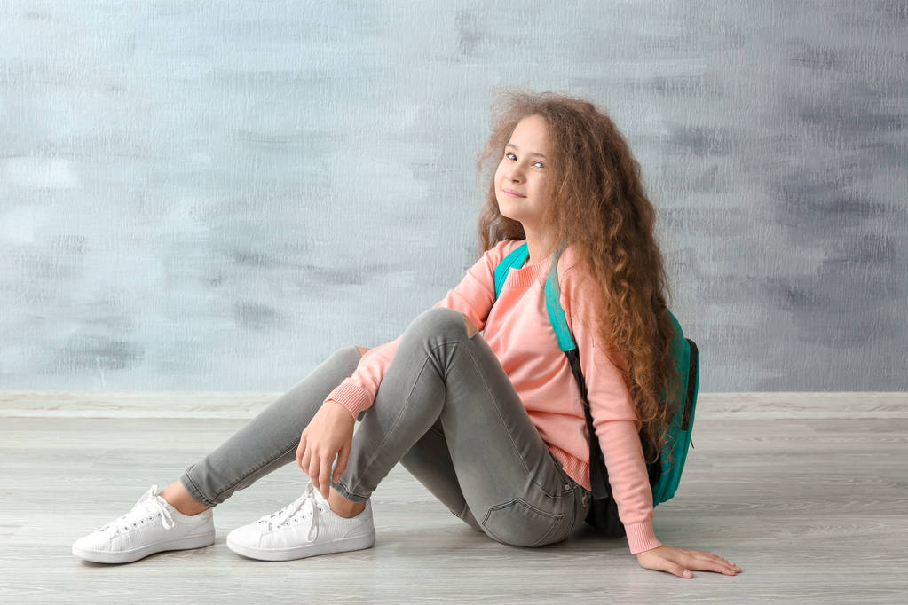 Stylový teenager s batohem   - Fotografie, Obrázek