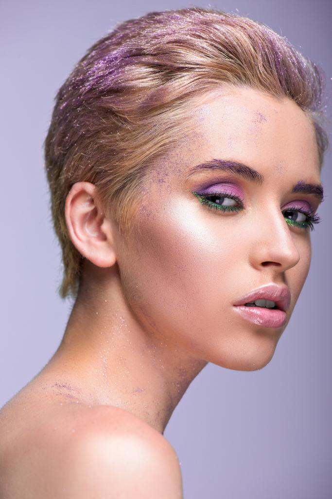 首と短い髪紫に分離カメラ目線で紫のキラキラと魅力的な女性 - 写真・画像