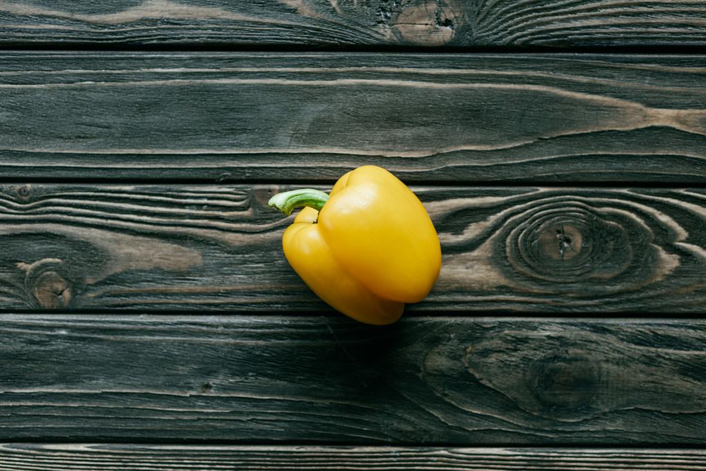 Pimenta amarela na mesa de madeira
 - Foto, Imagem