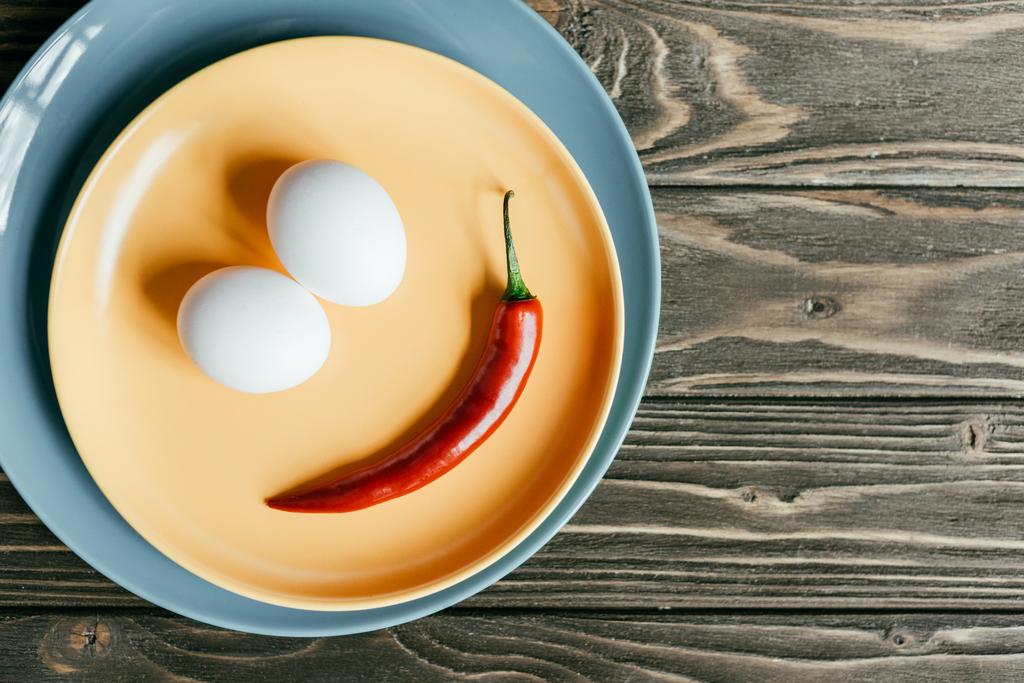 Chili-pippuri ja kananmunat lautasella
 - Valokuva, kuva