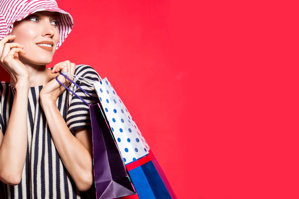 ショッピング バッグ明るい赤の背景を持つ幸せショッピング女性 - 写真・画像