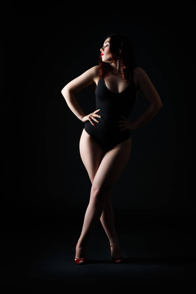 Bella donna sexy in body in posa su sfondo nero studio, corpo femminile perfetto, colpo basso studio chiave
 - Foto, immagini