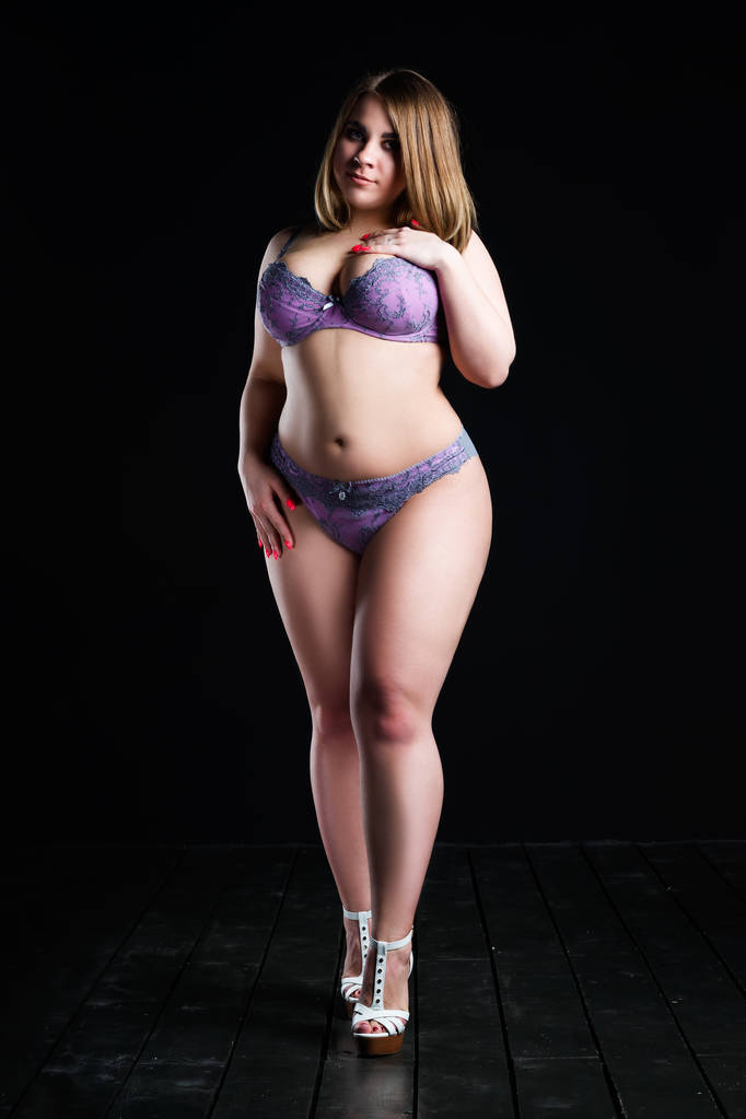 Плюс розмір сексуальна модель в нижній білизні, товста жінка на чорному студійному фоні, надмірна вага жіночого тіла, портрет повної довжини
 - Фото, зображення
