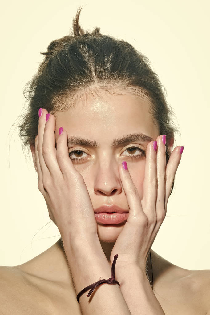 Vrouw met roze nagellak vingers geïsoleerd op wit - Foto, afbeelding