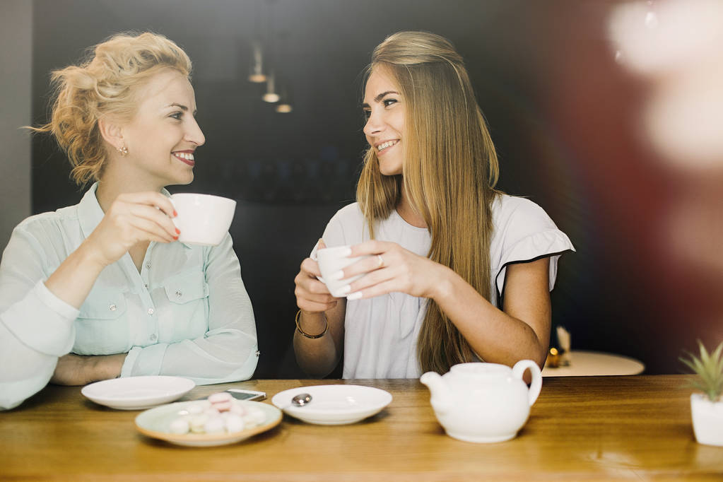 Ženy s horká káva pití a soubory cookie - Fotografie, Obrázek