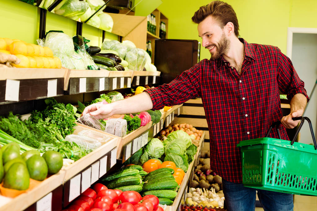 Kaukázusi Férfi piros kockás ing kiválasztása zöldség élelmiszerbolt - Fotó, kép