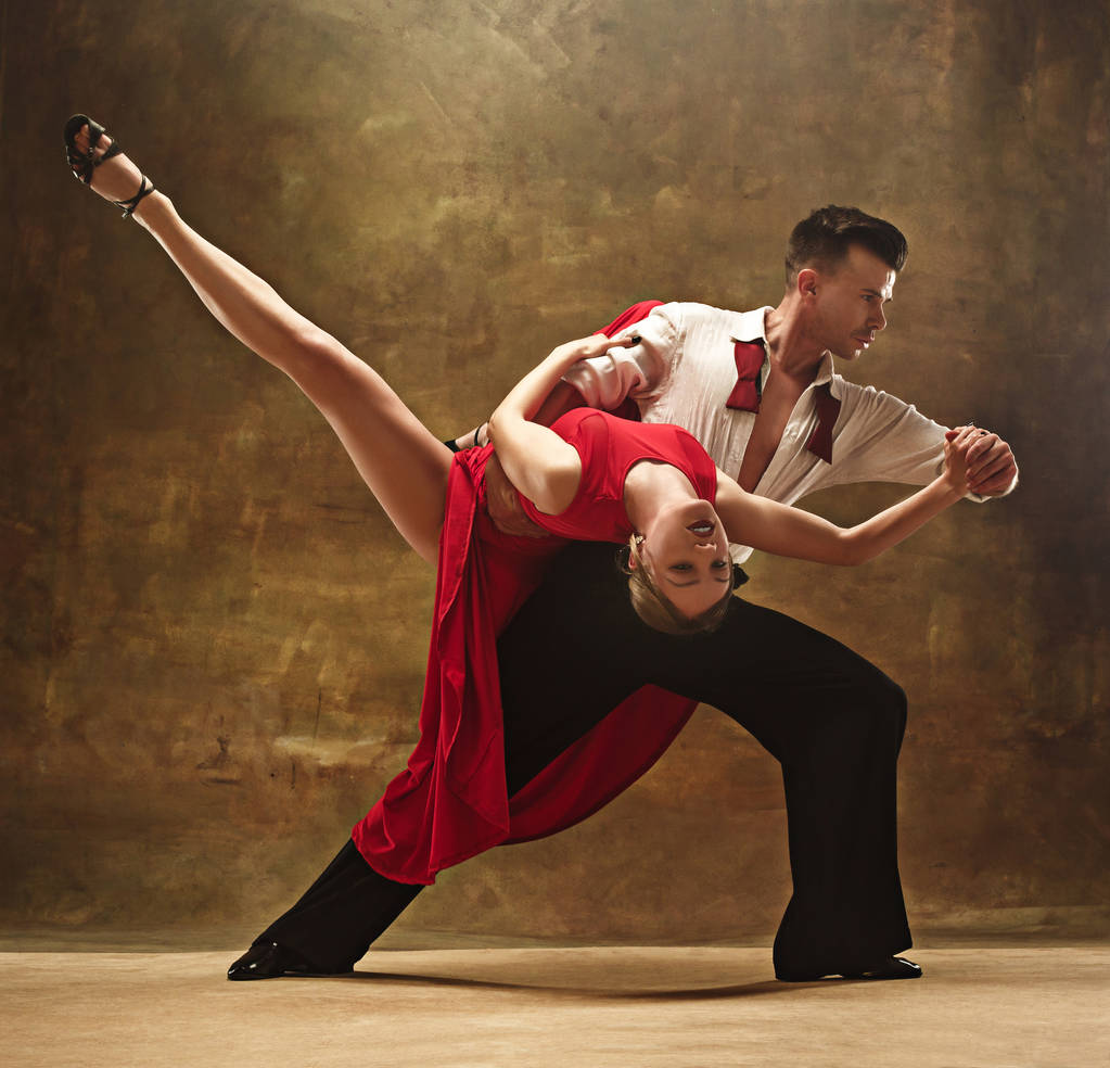 Flexibele jonge moderne dans paar poseren in studio. - Foto, afbeelding
