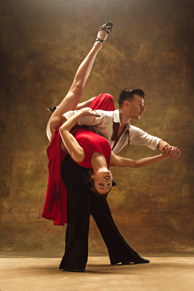 Flexible jeune couple de danse moderne posant en studio
. - Photo, image