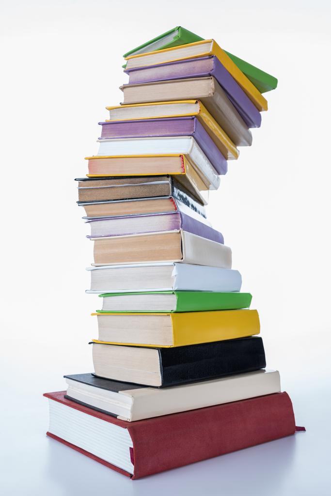 stapel verschillend gekleurde boeken op wit tafelblad - Foto, afbeelding