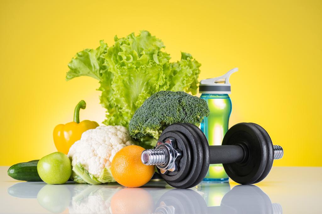 крупный план гантели, бутылки воды и свежих фруктов и овощей на желтом
  - Фото, изображение