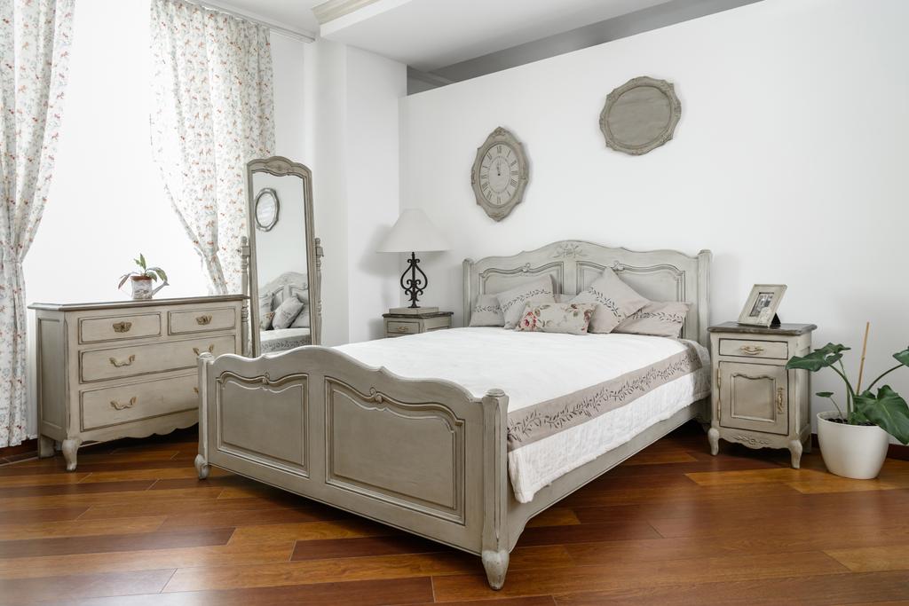 sisustus moderni kevyt makuuhuone valkoinen ja harmaa huonekalut
 - Valokuva, kuva