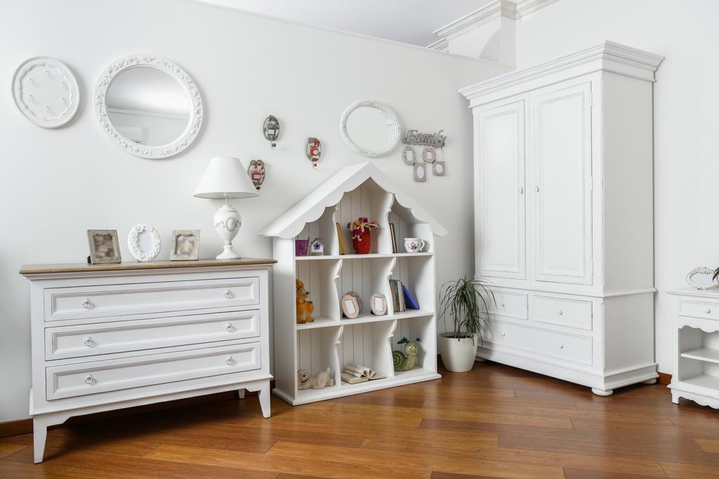 εσωτερικό του σύγχρονη κρεβατοκάμαρα φως με λευκά ράφια και ντουλάπι - Φωτογραφία, εικόνα