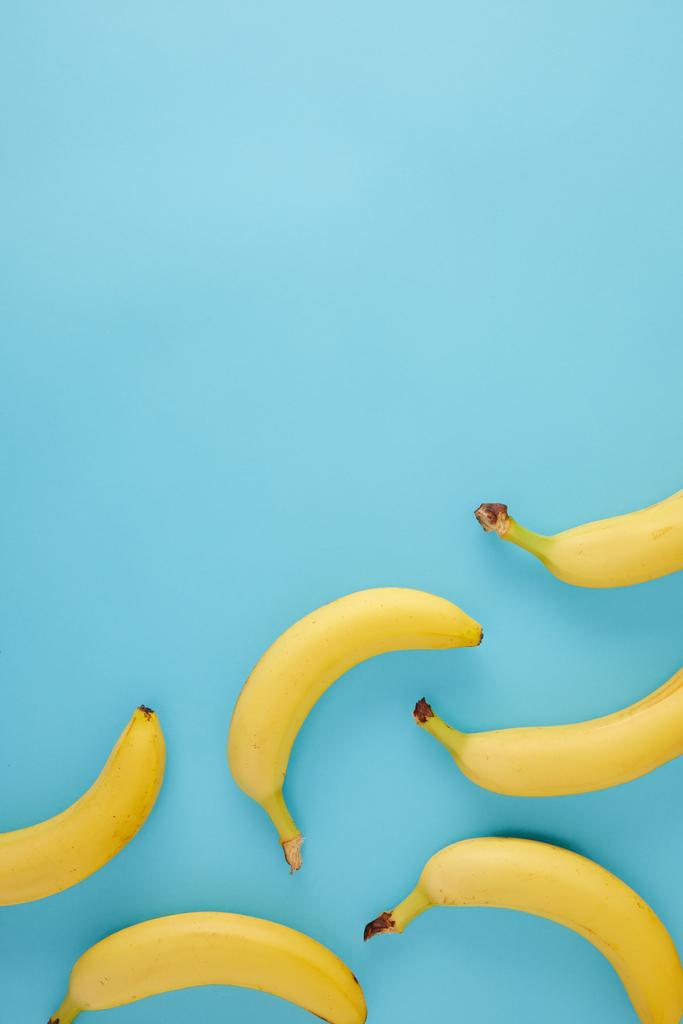 青に分離配置の新鮮なバナナの平面図 - 写真・画像