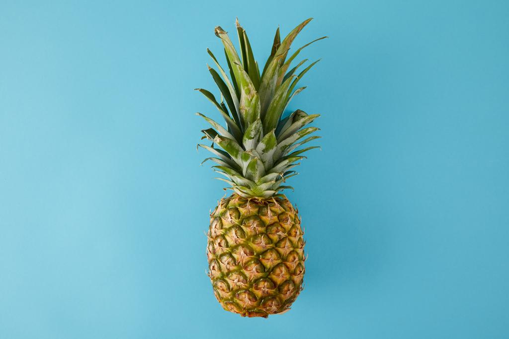 Olgun egzotik ananas meyve mavi izole üstten görünüm - Fotoğraf, Görsel