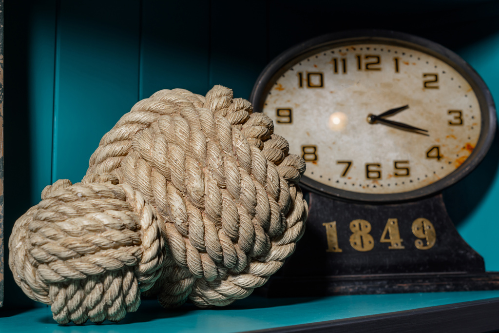 старые винтажные часы и два различных шара резьбы на деревянной полке в комнате
 - Фото, изображение