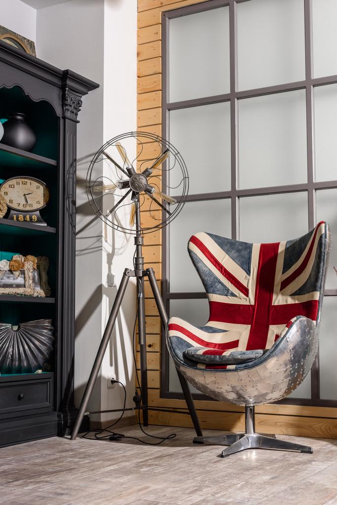 interieur van moderne retro ingerichte woonkamer met fauteuil met Groot-Brittannië vlag - Foto, afbeelding